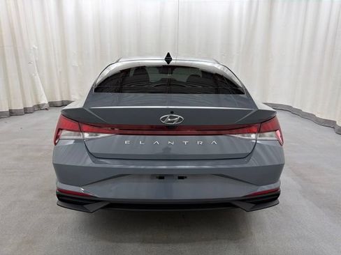Used 2022 Hyundai Elantra SEL w/ Convenience Package FWD image 5