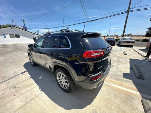 Used 2018 Jeep Cherokee Limited AWD/4WD image 7