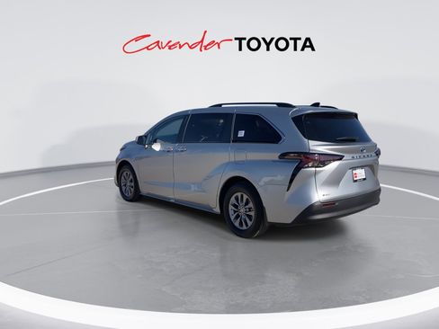 Certified 2025 Toyota Sienna XLE image 6