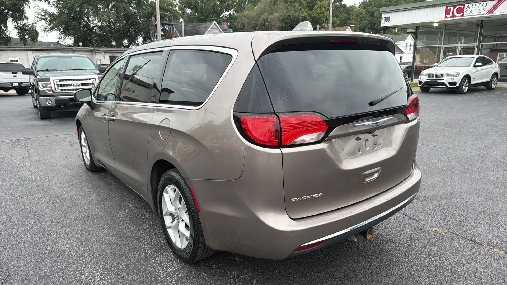 Used 2017 Chrysler Pacifica Touring Plus w/ Tire & Wheel Group FWD image 7