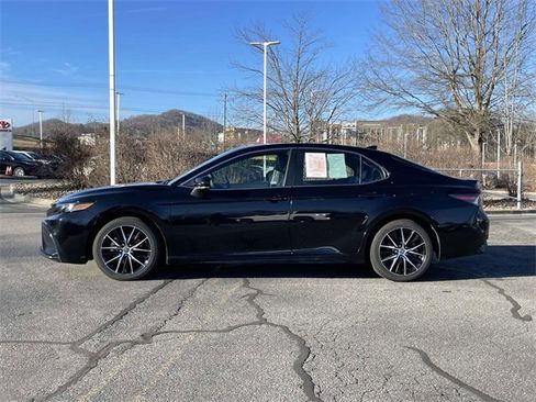 Used 2023 Toyota Camry SE image 2