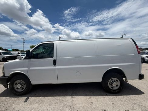Used 2017 Chevrolet Express 2500 RWD image 8