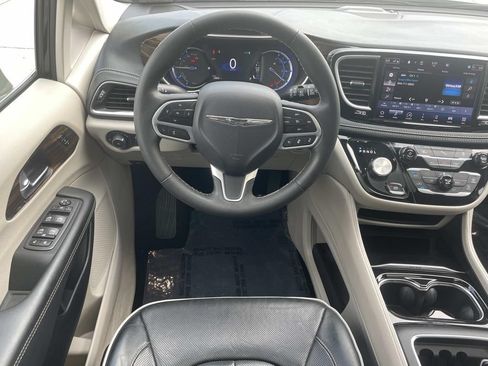 Used 2023 Chrysler Pacifica Limited FWD image 12