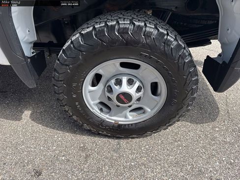 Used 2024 GMC Sierra 2500 Pro w/ Convenience Package image 9