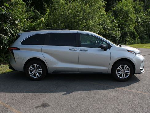 Used 2022 Toyota Sienna XSE w/ XSE Plus Package AWD/4WD image 5