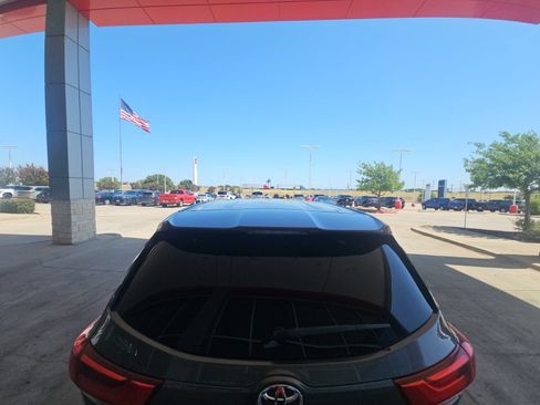 Used 2018 Toyota Highlander LE FWD image 15