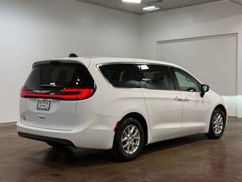 Used 2024 Chrysler Pacifica Touring-L image 4