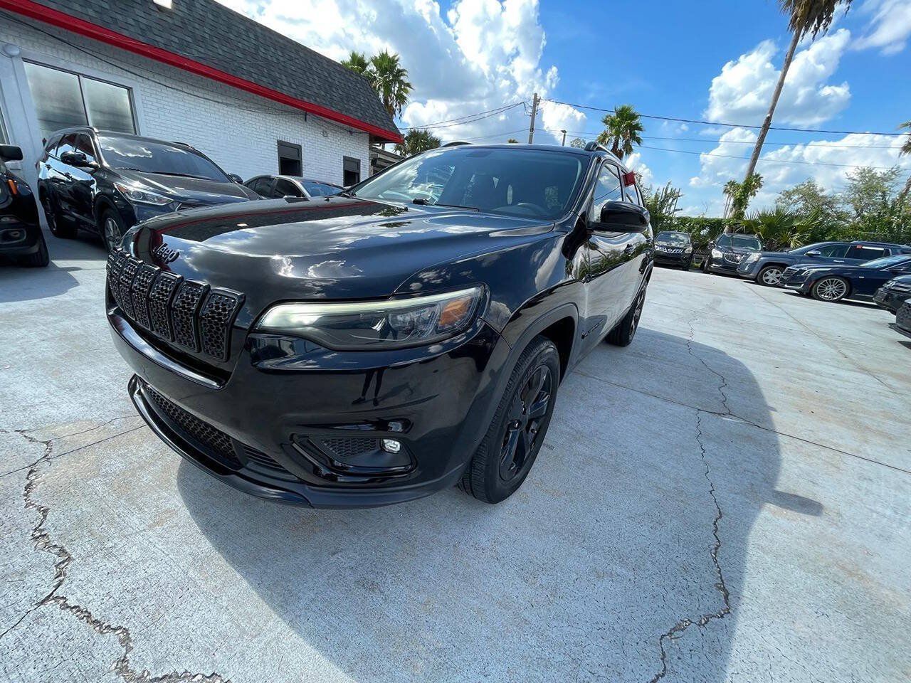 Used 2019 Jeep Cherokee Latitude Plus AWD/4WD image 2