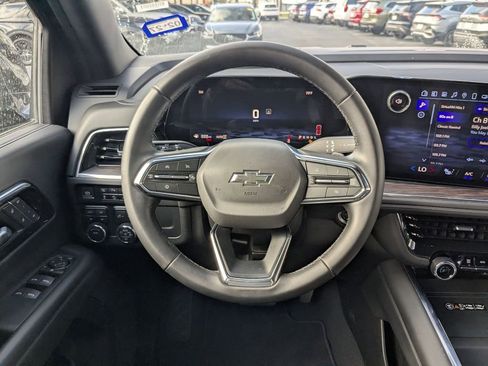 Used 2025 Chevrolet Suburban Z71 image 16