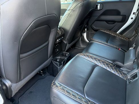 Used 2021 Jeep Gladiator Overland image 12