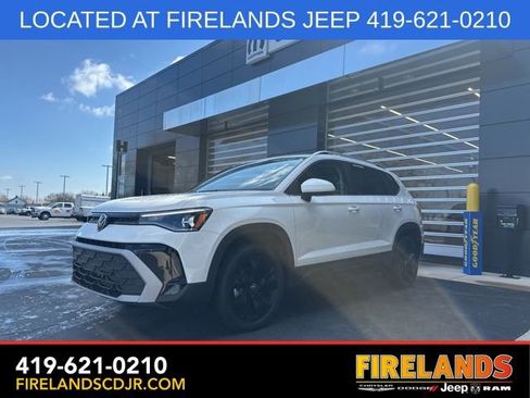 Used 2025 Volkswagen Taos SE FWD image 3