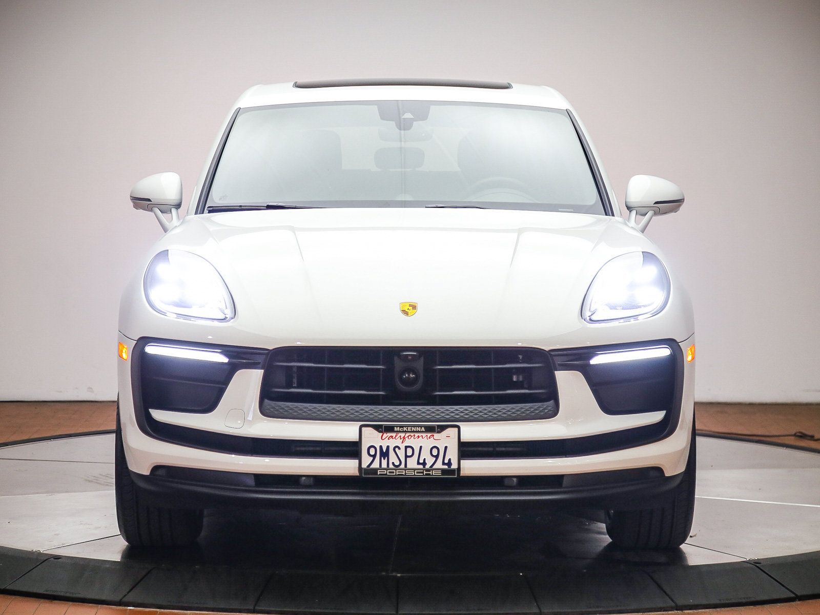Certified 2025 Porsche Macan AWD/4WD image 10