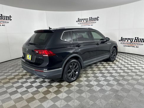 Used 2022 Volkswagen Tiguan SE w/ Panoramic Sunroof Package AWD/4WD image 4