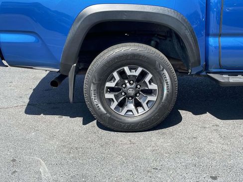 Used 2017 Toyota Tacoma TRD Off-Road AWD/4WD image 9