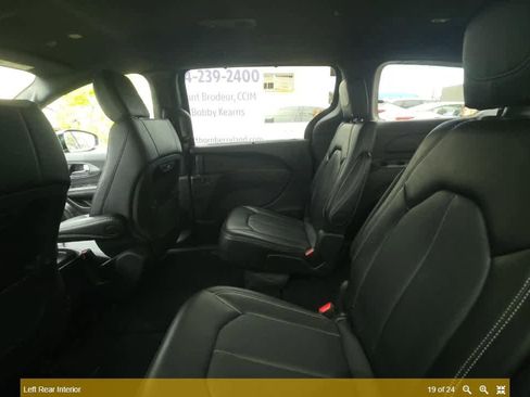 Used 2025 Chrysler Pacifica Select image 20