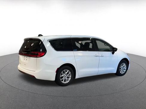 Used 2025 Chrysler Pacifica Select image 14