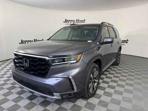 Used 2025 Honda Pilot Touring image 1