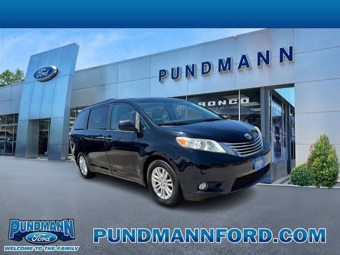 Used 2017 Toyota Sienna XLE FWD image 1