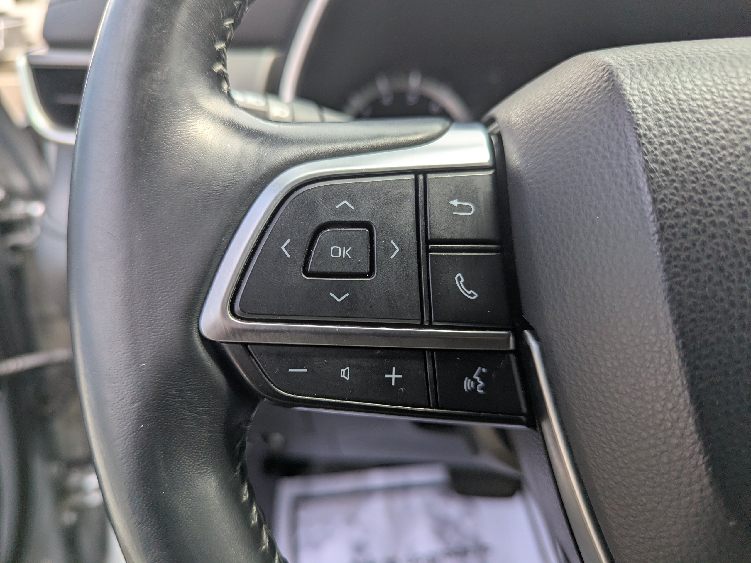 Used 2021 Toyota Highlander XLE AWD/4WD image 14
