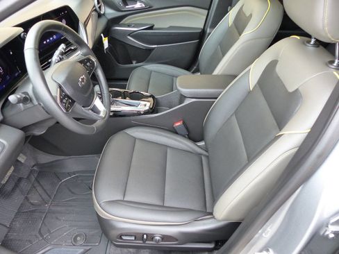 Used 2025 Chevrolet Trax ACTIV w/ Sunroof Package FWD image 23