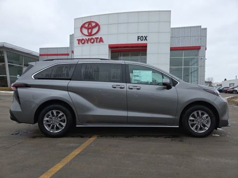 Used 2026 Toyota Sienna LE image 8