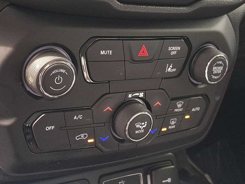Used 2023 Jeep Renegade Trailhawk AWD/4WD image 13