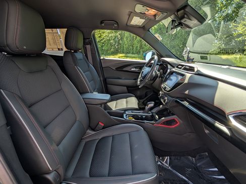 Used 2022 Chevrolet TrailBlazer RS w/ Technology Package FWD image 12