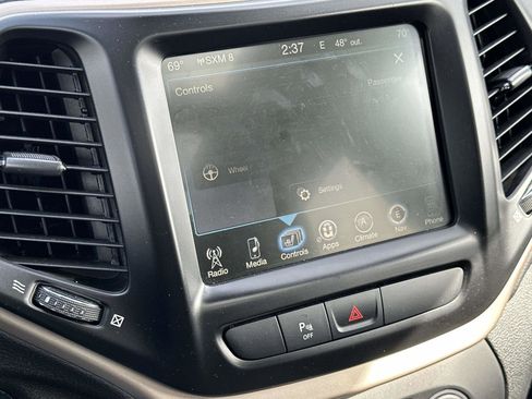 Used 2018 Jeep Cherokee Limited image 28