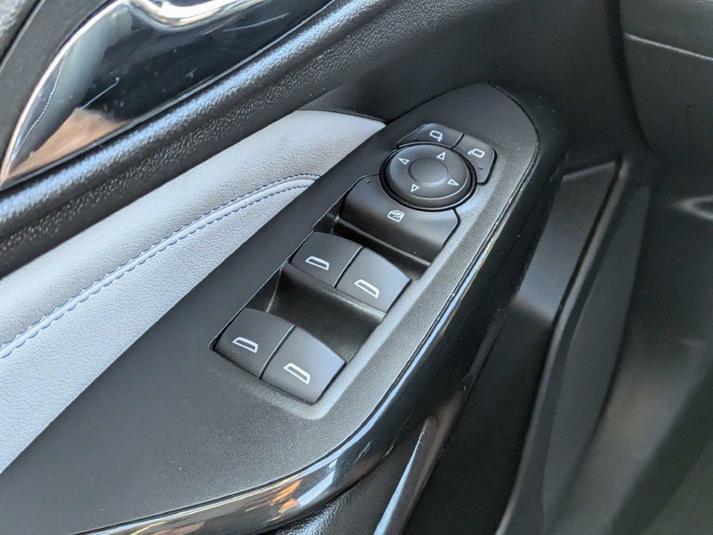 Used 2025 Chevrolet Trax LT FWD image 19
