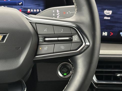 Used 2025 Chevrolet Traverse LT image 13