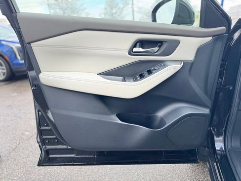 Used 2023 Nissan Rogue SV w/ SV Premium B Package image 13