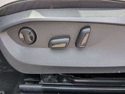 Used 2025 Volkswagen Taos SE image 14