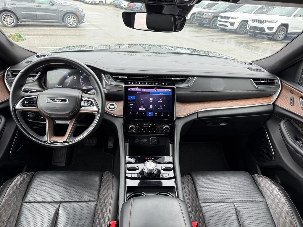 Used 2025 Jeep Grand Cherokee L Summit w/ Obsidian Package AWD/4WD image 15