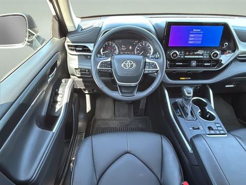 Used 2025 Toyota Highlander XLE image 15