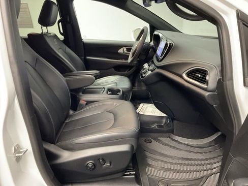 Used 2022 Chrysler Pacifica Touring-L w/ Uconnect Theater Family Group image 27