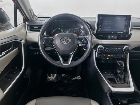 Used 2020 Toyota RAV4 XLE Premium image 21