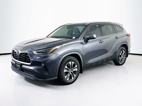 Used 2021 Toyota Highlander XLE image 3