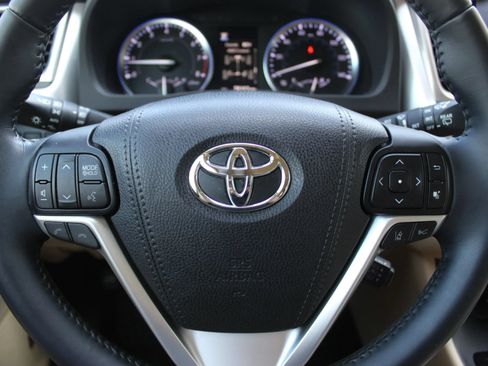 Used 2018 Toyota Highlander Limited AWD/4WD image 15