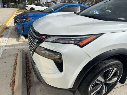 Used 2025 Nissan Rogue SL w/ SL Premium Package image 4