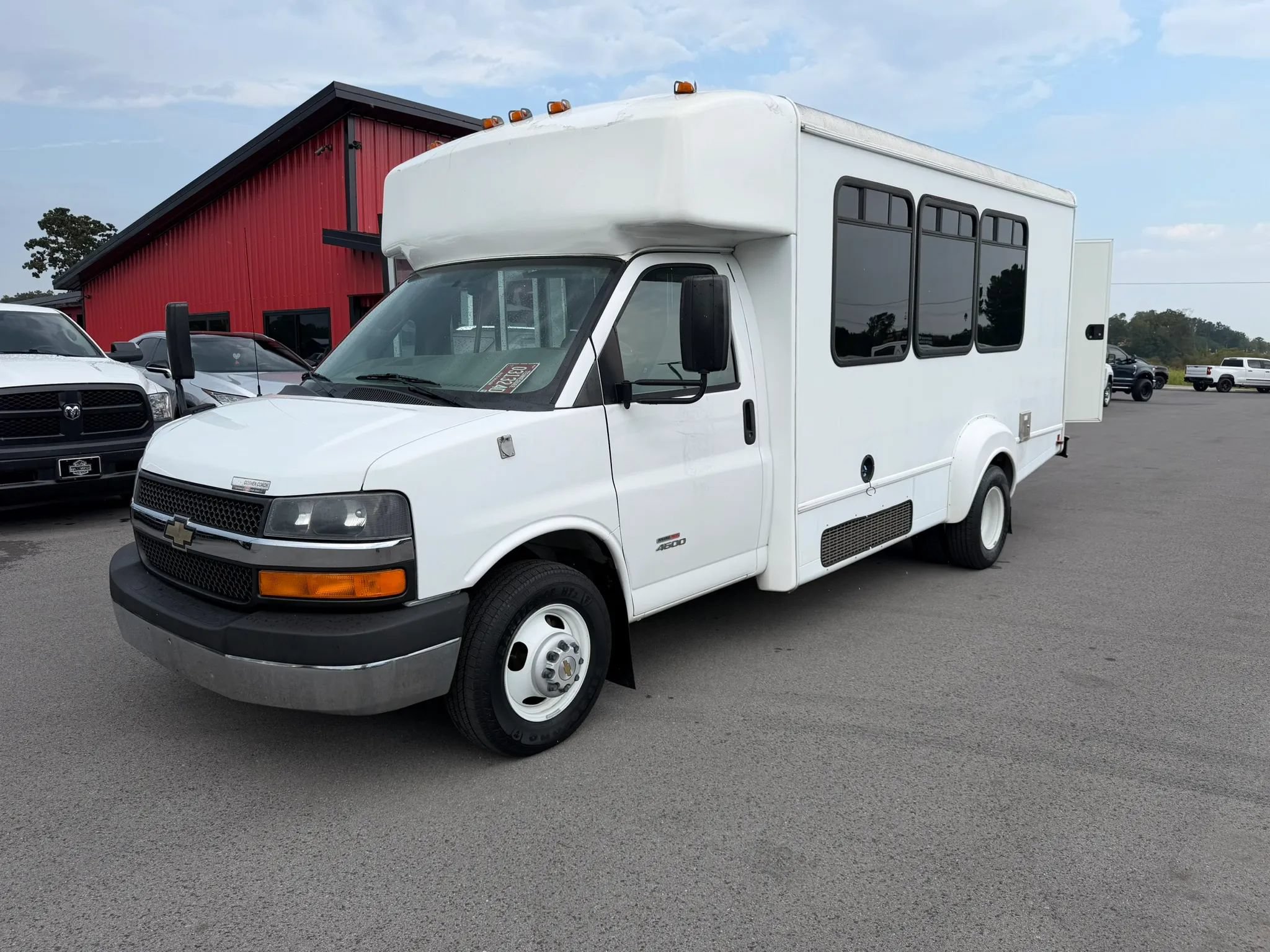 Used 2016 Chevrolet Express 4500 w/ Shuttle Bus Package RWD image 2