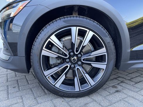 Used 2022 Volvo V60 T5 Cross Country w/ Advanced Package image 11