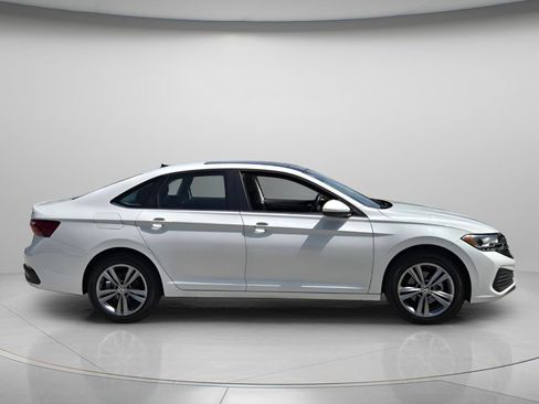 Certified 2023 Volkswagen Jetta SE w/ Panoramic Sunroof Package FWD image 7