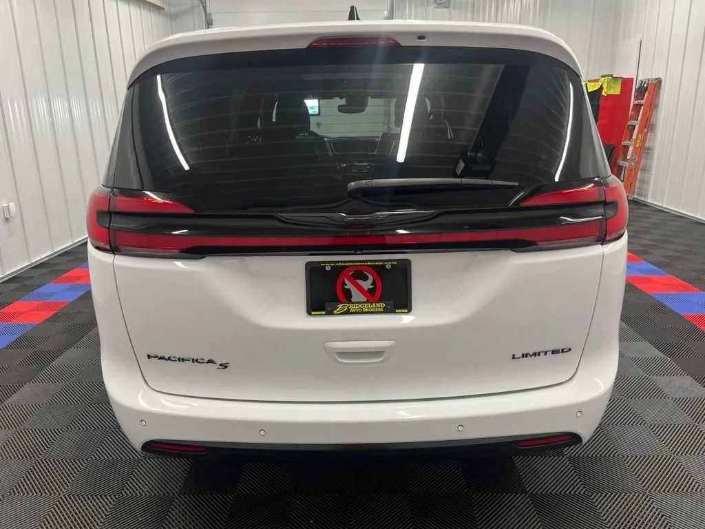 Used 2025 Chrysler Pacifica Limited FWD image 4
