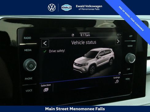 Certified 2025 Volkswagen Taos SE FWD image 40