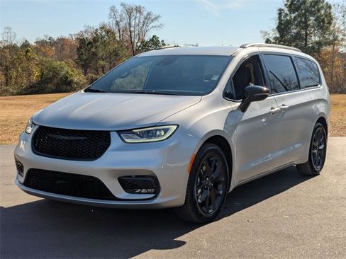 New 2026 Chrysler Pacifica Select image 4