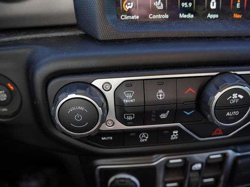 Used 2022 Jeep Gladiator Sport AWD/4WD image 6