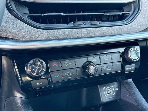 Used 2024 Jeep Compass Latitude image 15