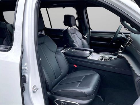 Certified 2025 Jeep Wagoneer Series III w/ Premium Group I AWD/4WD image 25