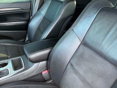 Used 2019 Jeep Grand Cherokee Altitude RWD image 20