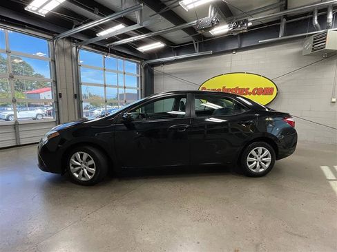 Used 2016 Toyota Corolla LE FWD image 2